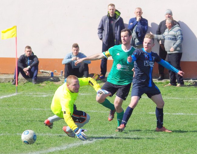 Kamil Kubiak ( z prawej) dwukrotnie wpisał się na listę strzelców. Foto: Lech Pąchalski Kamil Kubiak ( z prawej) dwukrotnie wpisał się na listę strzelców. Foto: Lech Pąchalski
