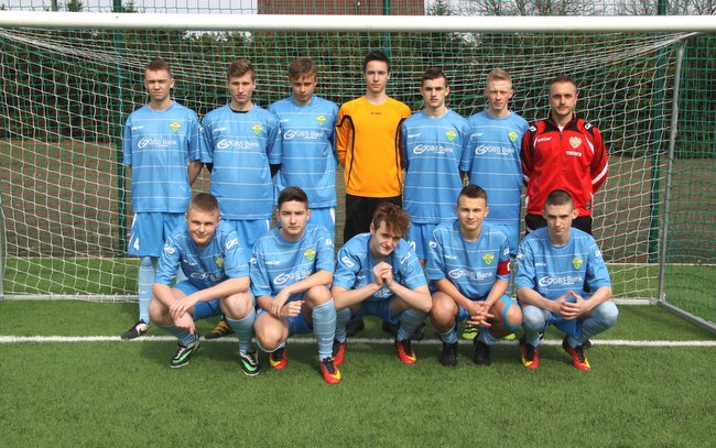Drużyna juniorów młodszych w nowych strojach z trenerem Markiem Taborem
