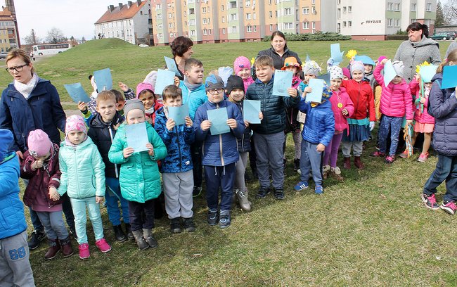 W strzelińskim Rynku zgromadzili się uczniowie lokalnych szkół