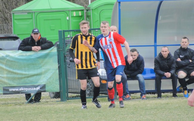 Tomasz Malinowski (Gromnik) i strzelec gola Patryk Rak (BKS)