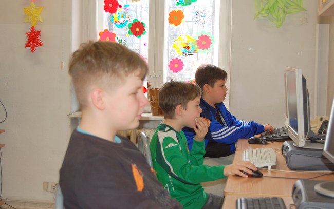 Podopieczni podczas zajęć przy komputerach Podopieczni podczas zajęć przy komputerach