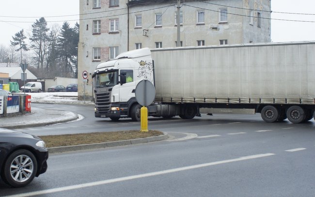 Zawracanie na skrzyżowaniu to wyzwanie dla kierowców, innych użytkowników drogi i nawierzchni