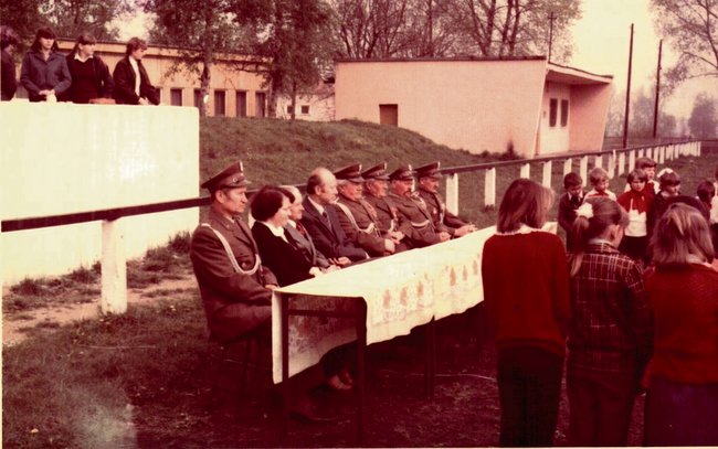 9 maja 1985r. Dzień Zwycięstwa. Spotkanie odbyło się na boisku sportowym. Siedzą od lewej: Stanisław Szul, kombatant, Helena Zarzycka, dyrektor szkoły, Henryk Śniady, księgowy, Feliks Bajer, inspektor oświaty  i kombatanci: Tadeusz Drzewiecki, Stefan Litwin, Adam Król, Czesław Kwiecień  