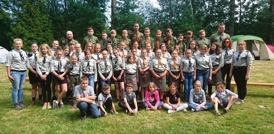 Pamiątkowe zdjęcie uczestników VII Złazu na Gromniku zorganizowanego przez Związek Drużyn Harcerskich Ziemi Strzelińskiej. Foto: ZDHZS Pamiątkowe zdjęcie uczestników VII Złazu na Gromniku zorganizowanego przez Związek Drużyn Harcerskich Ziemi Strzelińskiej. Foto: ZDHZS