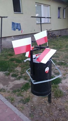 Niestety, nie wszyscy uczestnicy spotkania z prezydentem pokazali szacunek do symboli narodowych Niestety, nie wszyscy uczestnicy spotkania z prezydentem pokazali szacunek do symboli narodowych