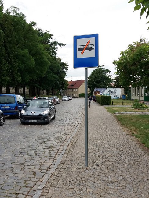 Na ulicach pojawiły się słupki ze znakiem D-15 „Przystanek autobusowy” Na ulicach pojawiły się słupki ze znakiem D-15 „Przystanek autobusowy”