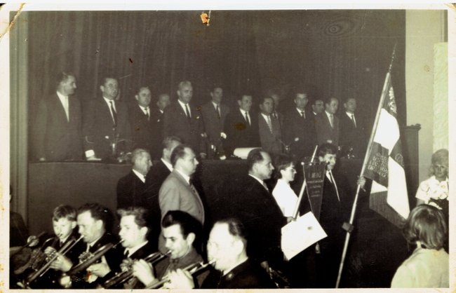 Uroczystość uhonorowania fabryki meblitytułem najlepszego zakładu branzy meblarskiej wPolsce. Z prawej Janina Misa. Foto arch. J.M Uroczystość uhonorowania fabryki meblitytułem najlepszego zakładu branzy meblarskiej wPolsce. Z prawej Janina Misa. Foto arch. J.M