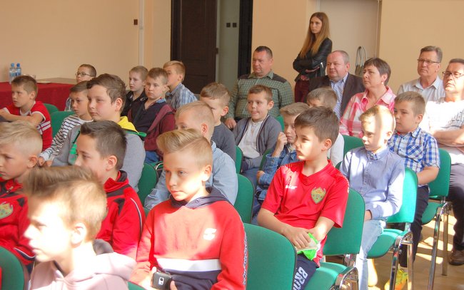 Dzieci z klubu ,,Młodzik” Przeworno chętnie zadawały pytania zaproszonym gościom