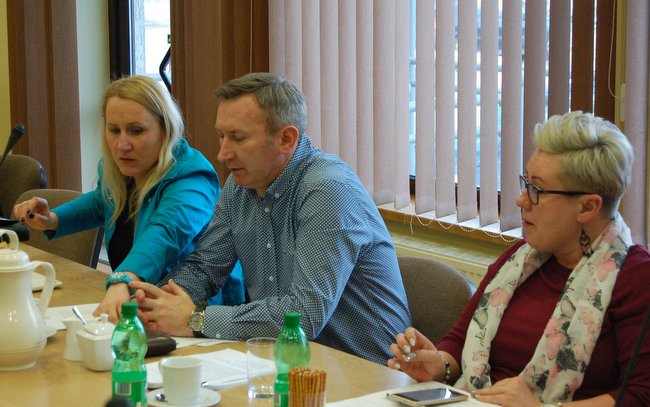 Radni podjęli trzy uchwały. Od lewej na zdjęciu: Magdalena Krupa, Tomasz Gracz i Agnieszka Bugryn Radni podjęli trzy uchwały. Od lewej na zdjęciu: Magdalena Krupa, Tomasz Gracz i Agnieszka Bugryn