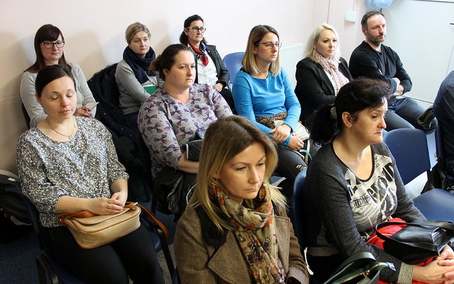 Rozmawiano też o wykorzystaniu elementów terapii i rewalidacji w życiu codziennym Rozmawiano też o wykorzystaniu elementów terapii i rewalidacji w życiu codziennym