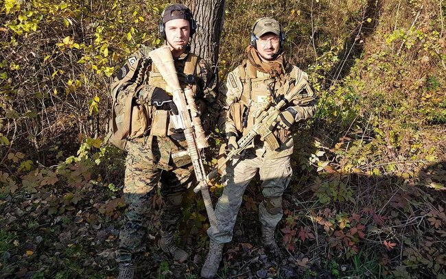 Oskar Jagiełło (z lewej) ze swoim tatą Robertem podczas penetrowania lasów pod Gromnikiem Oskar Jagiełło (z lewej) ze swoim tatą Robertem podczas penetrowania lasów pod Gromnikiem