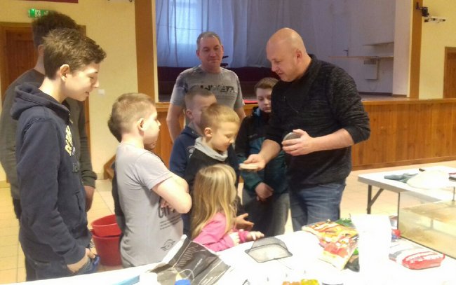 Najmłodsi z uwagą przysłuchiwali się Piotrowi Stojowskiemu (z prawej) Najmłodsi z uwagą przysłuchiwali się Piotrowi Stojowskiemu (z prawej)