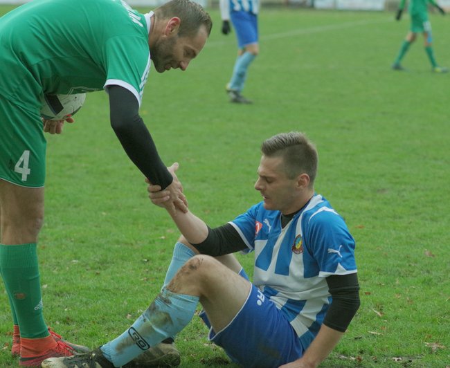 Podczas meczu nie zabrakło gestów fair play Podczas meczu nie zabrakło gestów fair play