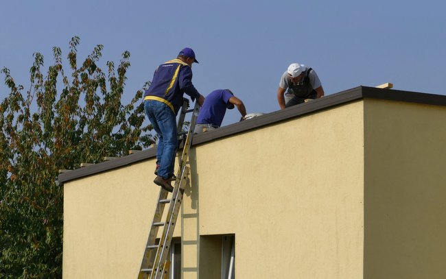 Remont dachu remizy OSP w Przewornie wykonał Zakład Ogólnobudowlany z Królewca 