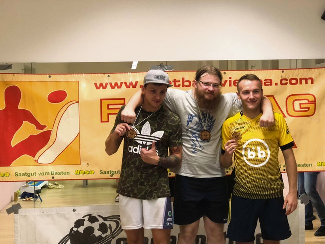 Rafał Kaleta ze Strzelina (po prawej) z brązowym medalem Mistrzostw Austrii Rafał Kaleta ze Strzelina (po prawej) z brązowym medalem Mistrzostw Austrii