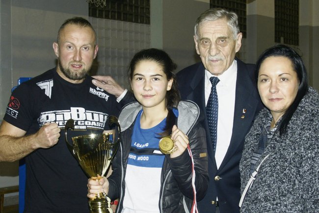 Natalka z mamą Magdą i pucharem, który zdobył Skorpion „Szczecin”. Po lewej Jan Drepikowski, trener „Skorpiona” i Franciszek Jaszczyszyn z „Jaskini Lwa” Natalka z mamą Magdą i pucharem, który zdobył Skorpion „Szczecin”. Po lewej Jan Drepikowski, trener „Skorpiona” i Franciszek Jaszczyszyn z „Jaskini Lwa”