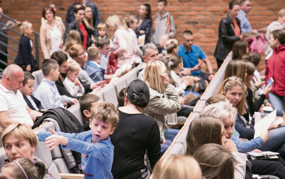 Część zajęć uniwersyteckich odbywa się... na podłodze