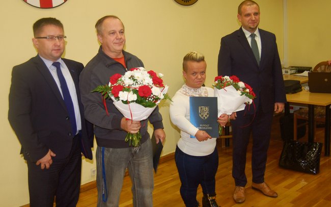 Mirosław Życzkowski (drugi z lewej) i Małgorzata Hałas-Koralewska otrzymali podziękowania za rozsławianie powiatu na arenie międzynarodowej
