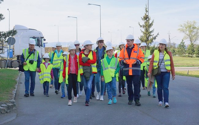 Zwiedzający ubrani byli w specjalne kamizelki i kaski. Foto: Südzucker Polska SA