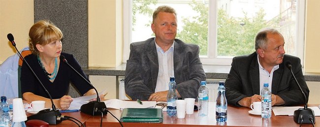 - Dla mnie jest niezrozumiałe i niegospodarne jest powoływanie zastępcy kierownika – mówił radny Julian Kaczmarek (z prawej) - Dla mnie jest niezrozumiałe i niegospodarne jest powoływanie zastępcy kierownika – mówił radny Julian Kaczmarek (z prawej)