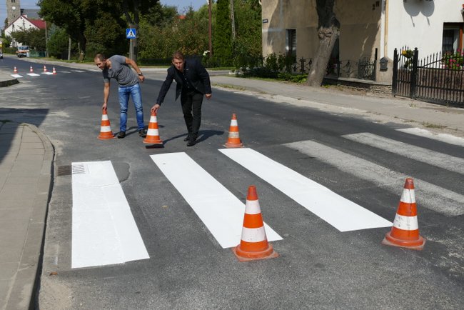 Wyblakłe pasy drogowe na przejściach dla pieszych będą białe, jak śnieg. Łącznie pomalowane zostanie około 1000 m2 powierzchni na jezdniach