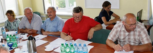 - Dla mnie to jest badziewie. Nie chcę bylejakości na naszych drogach - mówił radny Piotr Litwin (drugi od prawej) - Dla mnie to jest badziewie. Nie chcę bylejakości na naszych drogach - mówił radny Piotr Litwin (drugi od prawej)