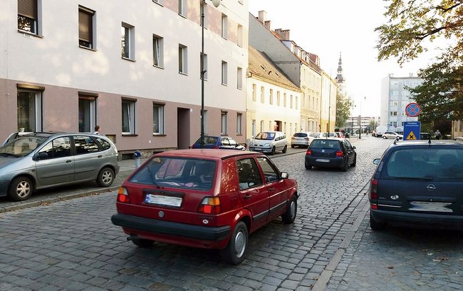 Na prostym odcinku ul. Jana Pawła II kierowcy jeżdżą bardzo szybko, często nie zwracając uwagi na znaki