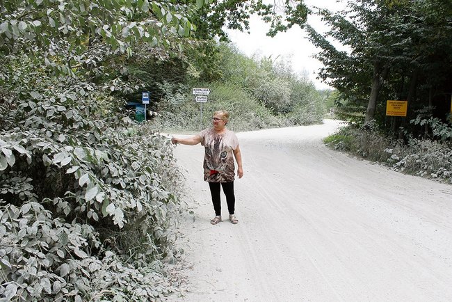 To nie zimowy krajobraz, ale środek lata w Gębczycach. Niezraszanie terenu przez kopalnię zmusiło sołtys Małgorzatę Wójcik do podjęcia interwencji. Zwiększony ruch tirów i brak opadów znacznie nasiliły zapylenie. To nie zimowy krajobraz, ale środek lata w Gębczycach. Niezraszanie terenu przez kopalnię zmusiło sołtys Małgorzatę Wójcik do podjęcia interwencji. Zwiększony ruch tirów i brak opadów znacznie nasiliły zapylenie.