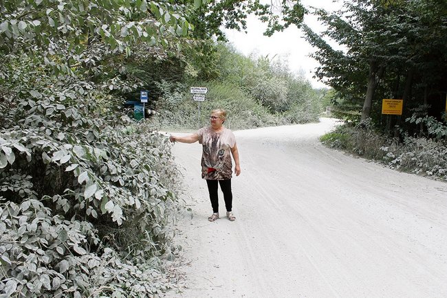 To nie zimowy krajobraz, ale środek lata w Gębczycach. Niezraszanie terenu przez kopalnię zmusiło sołtys Małgorzatę Wójcik do podjęcia interwencji. Zwiększony ruch tirów i brak opadów znacznie nasiliły zapylenie.