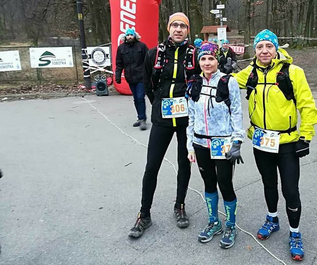 Udział w takim biegu wymaga nie tylko dobrego przygotowania kondycyjnego, ale także odpowiedniego ubioru i ekwipunku. Od lewej: Andrzej Bottcher, Jolanta i Zbigniew Woszczakowie Udział w takim biegu wymaga nie tylko dobrego przygotowania kondycyjnego, ale także odpowiedniego ubioru i ekwipunku. Od lewej: Andrzej Bottcher, Jolanta i Zbigniew Woszczakowie