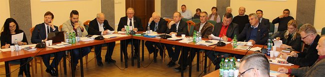 Długa dyskusja i wiele pytań. Radni nie byli zadowoleni, że ponownie musieli decydować o wyrażeniu zgody na rozwiązanie stosunku pracy z radną