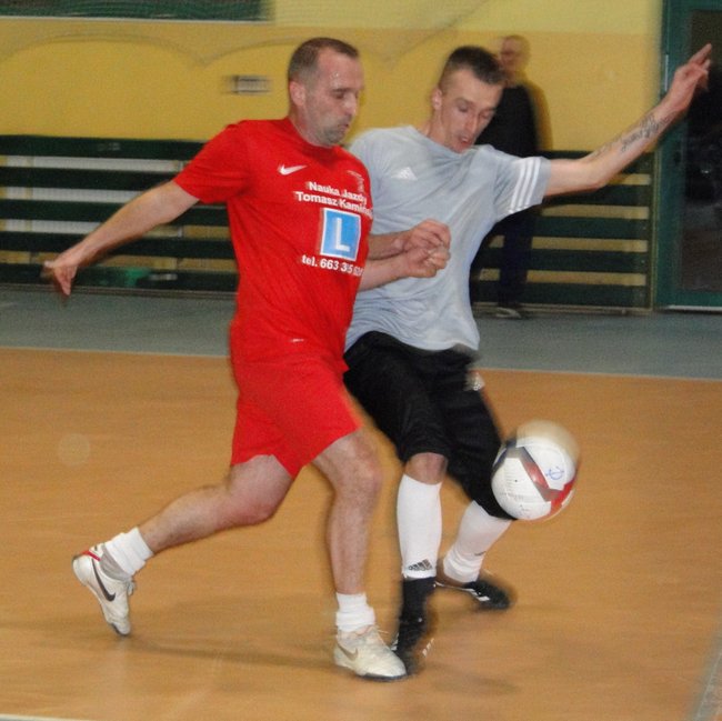 Tomasz Kozioł w walce o piłkę z Dominikiem Szulcem z MPC Tomasz Kozioł w walce o piłkę z Dominikiem Szulcem z MPC