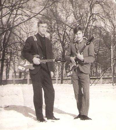 Zima 1967/68. Zygmunt Goraj i Włodzimierz Ludian (po prawej) z gitarami zakupionymi przez szkołę. Foto: archiwum W. Ludian Zima 1967/68. Zygmunt Goraj i Włodzimierz Ludian (po prawej) z gitarami zakupionymi przez szkołę. Foto: archiwum W. Ludian