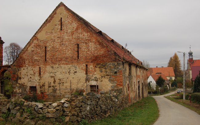 Budynek stoi przy drodze i może runąć w każdej chwili