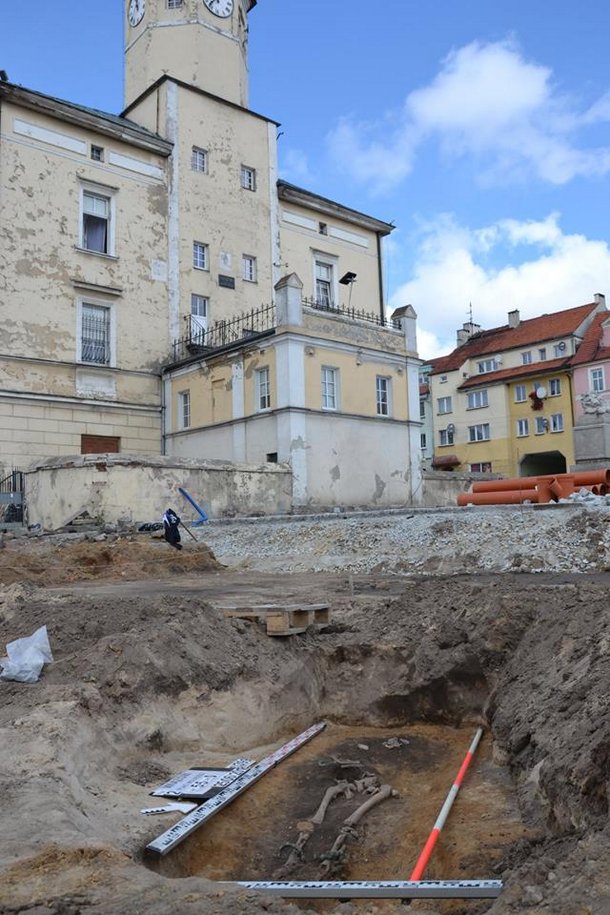 Pochowana na wiązowskim rynku kobieta zmarła prawdopodobnie w IV w. p.n.e. Na rękach i nogach widoczne są bransolety z brązu. Foto: A.Wasilewski