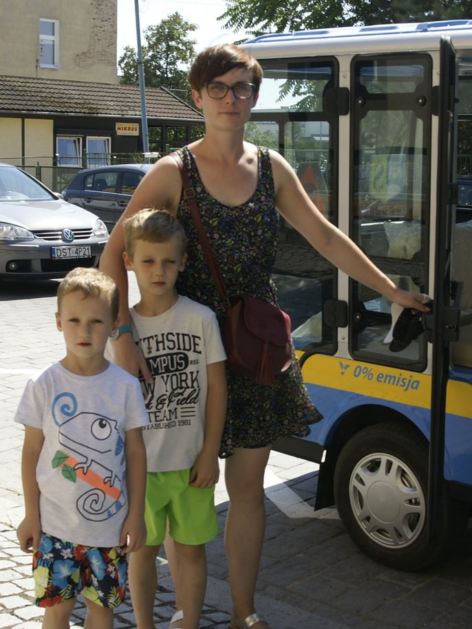 Pani Sylwia z synami pojechała busiekiem odwiedzić babcię, ale nie zastali jej w domu Pani Sylwia z synami pojechała busiekiem odwiedzić babcię, ale nie zastali jej w domu