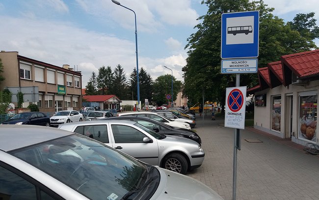 Przystanki ograniczyły dotychczasowe parkingi, ale wielu kierowców notorycznie łamie przepisy