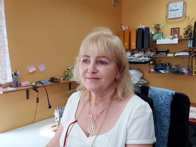 - Robi się błoto i klienci wnoszą je do środka. Dziury na drodze są ogromne i trudno jest wjechać samochodem - powiedziała Barbara Działa - Robi się błoto i klienci wnoszą je do środka. Dziury na drodze są ogromne i trudno jest wjechać samochodem - powiedziała Barbara Działa