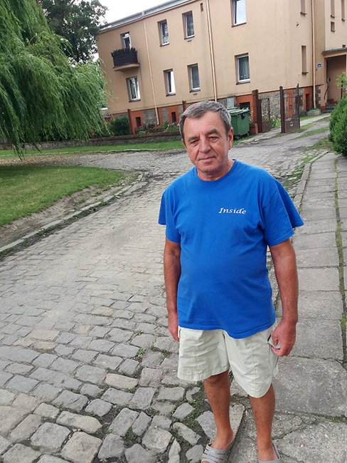 Od lat z zalewaną drogą zmaga się Zygmunt Kondracki. - Mało brakuje, żeby i chodnik został zalany - powiedział Od lat z zalewaną drogą zmaga się Zygmunt Kondracki. - Mało brakuje, żeby i chodnik został zalany - powiedział