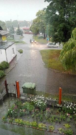 Przez brak kanalizacji deszczowej woda stoi na drodze aż do wyschnięcia Przez brak kanalizacji deszczowej woda stoi na drodze aż do wyschnięcia