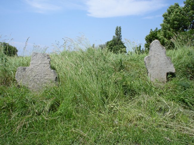 Krzyże pokutne w Chociwelu pierwotnie stały tak, jak pokazuje zdjęcie. Ktoś zamienił je miejscami, kiedy brukowano ich bezpośrednie sąsiedztwo. Foto. arch. Henryka Sławca Krzyże pokutne w Chociwelu pierwotnie stały tak, jak pokazuje zdjęcie. Ktoś zamienił je miejscami, kiedy brukowano ich bezpośrednie sąsiedztwo. Foto. arch. Henryka Sławca