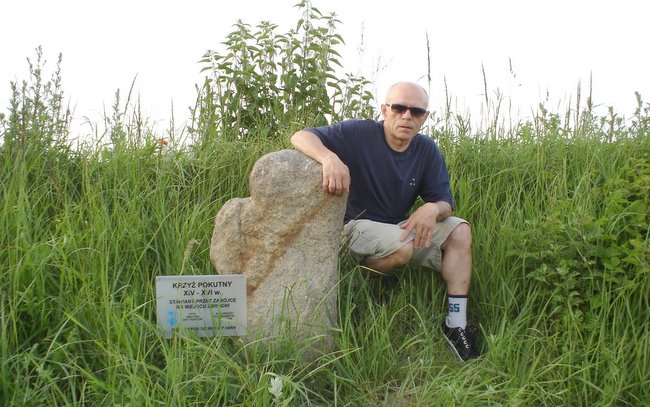 Osina Wielka, jeden z ponad 200 skatalogowanych przez Henryka Sławca krzyży pokutnych. Na zdjęciu nasz rozmówca. Foto. arch. Henryka Sławca Osina Wielka, jeden z ponad 200 skatalogowanych przez Henryka Sławca krzyży pokutnych. Na zdjęciu nasz rozmówca. Foto. arch. Henryka Sławca
