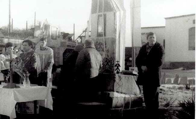 Msza polowa w kopalni w Górce Sobockiej, II połowa lat 80. XX wieku. Foto: Zb.Kazimierowicz Msza polowa w kopalni w Górce Sobockiej, II połowa lat 80. XX wieku. Foto: Zb.Kazimierowicz