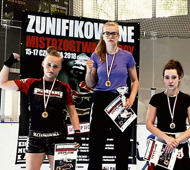 Martyna Ciaskowska (po lewej) na drugim miejscu podium Zunifikowanych Mistrzostw Europy w Świdnicy Martyna Ciaskowska (po lewej) na drugim miejscu podium Zunifikowanych Mistrzostw Europy w Świdnicy