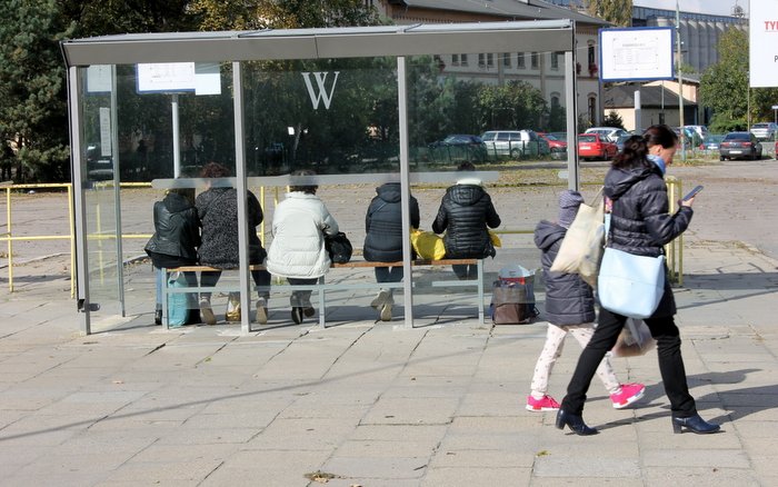 Z przystanku codziennie korzysta wielu pasażerów, ale nie wszyscy będą mieli się gdzie schować