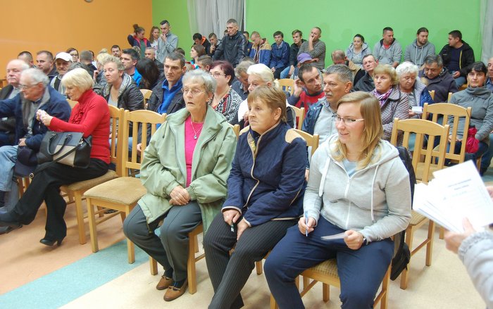 W sali panował hałas. Mieszkańcy musieli się bardzo skupić, by coś usłyszeć W sali panował hałas. Mieszkańcy musieli się bardzo skupić, by coś usłyszeć