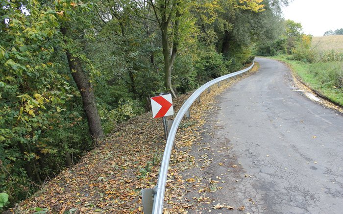 Za zakrętem znajduje się skarpa, której nie widać z drogi