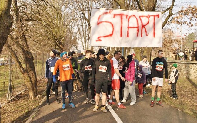 Start strzelińskiego biegu upamiętniającego żołnierzy wyklętych w lutym 2016 r.