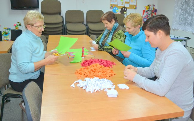 Mieszkankom nie brakuje nowych pomysłów. Rękodziełem zajmują się Monika Baran, Renata Wnuczek, Janina Wnuczek i Barbara Jaźwińska (od prawej)