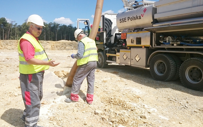 Materiał wybuchowy powstaje na miejscu w specjalnym pojeździe Materiał wybuchowy powstaje na miejscu w specjalnym pojeździe